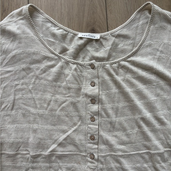 Neuflora Button-Up Long Sleeve Top - Picture 4 of 4